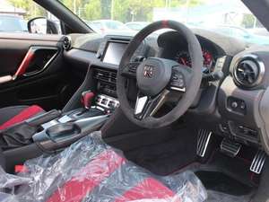 NISSAN GT-R NISMO R35 Turbo 2020 blanc, état impeccable, transmission automatique, caméra 360°, sièges en cuir - Product Image 2