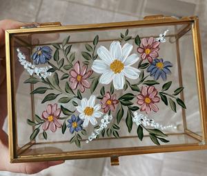 Boîtes à bagues en verre de forme carrée peintes à la main avec finition dorée, parfaites pour ranger les bagues, les colliers et les accessoires fins - Product Image 3