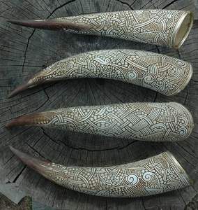 Taza de cerámica de cuerno vikingo festivo hecho a mano para hidromiel y cerveza para fiestas navideñas y alegrías navideñas - Product Image 1