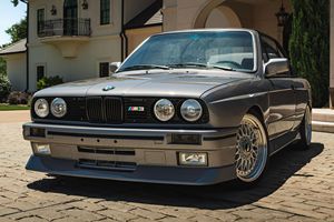 BMW 325i Cabriolet de 1988 en excellent état, avec échange de moteur S52, modifications importantes de style M3, moteur E36 M3 et boîte manuelle à 5 vitesses. - Product Image 1