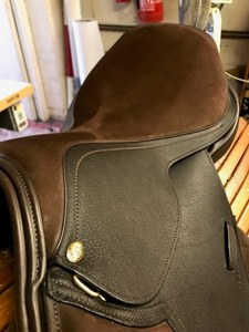 Alforjas de Cuero Negro Resistentes con Diseño Personalizado para Jinete, Construcción Robusta y Ajuste Cómodo - Product Image 2