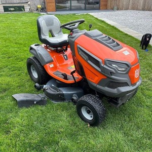 Tondeuse autoportée Husqvarna TS142 à essence - Product Image 1