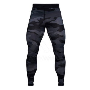 Leggings de yoga camouflage pour hommes, taille haute, longueur intégrale, avec bande latérale et logo sur la jambe droite, en spandex et polyester, extensibles dans les quatre sens - Product Image 2