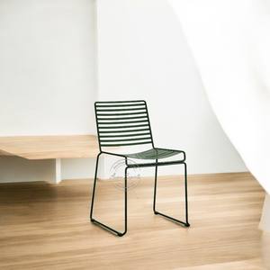 Chaise de café d'extérieur en fil métallique enduite de poudre verte avec des lignes élégantes et une construction durable pour les espaces extérieurs modernes - Product Image 1