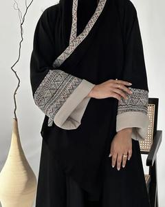 ชุดอาบายะผู้หญิงแบบยาวสไตล์ดูไบ ผ้าไหมปักลายหรูหรา ป้องกันรอยยับ สีสั่งทำได้ ผลิตด้วยมือ สำหรับผู้ใหญ่ ขายส่ง - Product Image 2