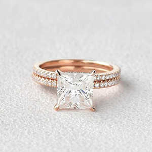 Conjunto de banda de boda de moissanita de corte princesa clásico elegante tecnología de garra con incrustaciones redimensionable halo oculto forma de número chapado artesanal - Product Image 4