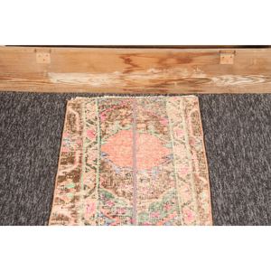 Alfombra pequeña vintage de 1.4x7.8 pies, marrón geométrica con elementos florales, alfombra turca - Product Image 2