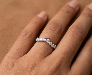 แหวนแต่งงาน Lurba Jewels ทองคำขาว 14K ประดับเพชรโมอิสซาไนต์ ดีไซน์โค้งซ้อนกันได้ แบบฝังเพชรทรงปาเว่ แหวนหมั้นสำหรับเจ้าสาว รับรองคุณภาพ ของขวัญสุดหรูสำหรับผู้หญิง - Product Image 3
