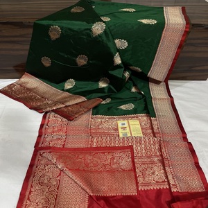 Saris de seda brocados puros hechos a medida ideales para reventa por Diseñadores de ropa en Sari verde oscuro con borde dorado - Product Image 2