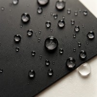 Étiquette autocollante imperméable et résistante à l'huile personnalisée - Rouleau adhésif noir pour bouteilles - Vente en gros directe d'usine - Commande en gros