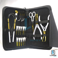 Pince à extensions capillaires Microlink innovante en acier inoxydable de qualité chirurgicale, avec logo personnalisé, finition or plasma et blanc, pour une pose rapide et facile.