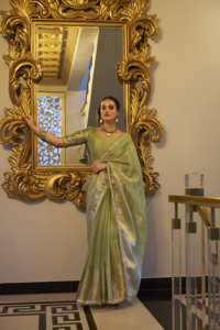 Saree miroitant en tissu exclusif avec travail Zari complexe et bordure en dentelle à paillettes avec chemisier en gros exportation de vêtements ethniques - Product Image 3