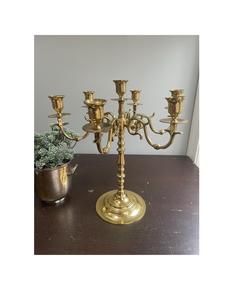 Candélabre en métal élégant ajoutant un charme intemporel au design d'intérieur moderne et sophistiqué et aux améliorations de décoration - Product Image 1