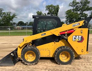 รถตักล้อยาง CAT 272D3 รุ่นทรงพลัง พร้อมรางยางขนาด 15 นิ้ว เครื่องยนต์ 67 แรงม้า และความจุในการยกของ 4323 ปอนด์ - Product Image 1