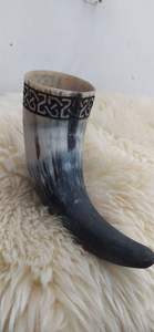 Taza de cerámica de cuerno vikingo festivo hecho a mano para hidromiel y cerveza para fiestas navideñas y alegrías navideñas - Product Image 6