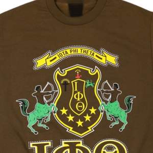 Iota Phi Theta Fraternidad Camiseta gráfica Marrón con letras de escudo impresas en oro Camiseta clásica de algodón con cuello redondo Ropa universitaria - Product Image 5