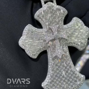 Pendentif Croix Glacée Dvars Diamant Moissanite Taille Brillant Ronde Luxe Unisexe Argent Sterling 925 Plaqué Rhodium et Or - Product Image 1