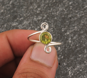 Anillo Solitario Clásico Boho Hecho a Mano con Piedra Preciosa Turquesa de Corte Brillante en Engaste de Plata de Ley 925, Anillo Unisex para Boda - Product Image 3