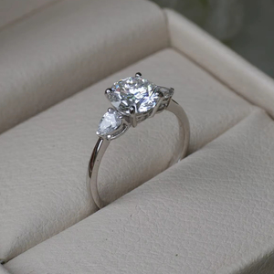 แหวนหินสามก้อนทรงกลม7มม. ประดับด้วยหินด้านลูกแพร์เครื่องประดับเจ้าสาวชุบทองเงิน925ขายส่ง - Product Image 5