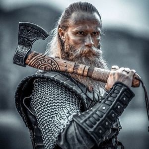 Venta al por mayor personalizado de alta calidad OEM ODM servicio profesional Damasco Camping Logo hacha forjada caza hacha mango de nogal - Product Image 2