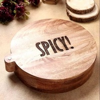 Épices entières remplies dans une boîte à épices en bois de Sesham avec cuillère | Masala indien avec boîte en bois
