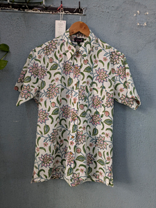 เสื้อเชิ้ตผู้ชาย ODM แขนสั้น พิมพ์ลายดอกไม้ ผ้าฝ้าย สไตล์ลำลอง ปกคอพับ ทรงฤดูร้อน ระบายอากาศได้ดี เป็นมิตรกับสิ่งแวดล้อม แห้งเร็ว ทอแบบพิเศษ - Product Image 3