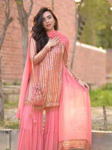 Tenue de mariage indienne, lourde, de créateur, en faux georgette, avec broderie de sequins et palazzo assorti, et dupatta brodé de sequins. - Product Image 2