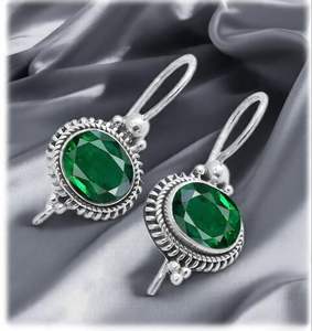 Boucles d'oreilles clous émeraude, pierre de naissance de mai, en argent sterling 925 plaqué or, mignonnes et élégantes, cadeau pour femme, idéales pour les fêtes - Product Image 1