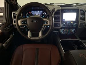 FORD F-450 SUPER DUTY KING RANCH CREW CAB LB DRW 4WD 2020 d'occasion (conduite à gauche/droite) - Product Image 4