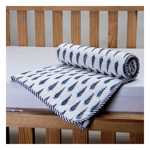 Edredón de Bebé de Algodón Orgánico Kantha con Estampado Invernal, Ecológico, Hecho a Mano, Ropa de Cama Cómoda para Bebés y Uso en Hoteles - Product Image 1