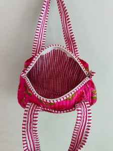 Mini Bolso de Lona Acolchado de Algodón con Estampado Floral, Ecológico y Sostenible, Hecho a Mano en Rajasthan con Cierre de Cremallera - Product Image 2