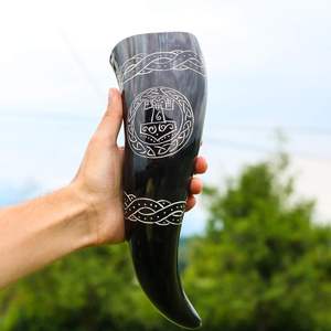 Authentique Corne à boire viking de style animal, écologique et artisanale, style médiéval nordique, pour bière, vin, miad et bière, idéal pour les amateurs de Noël - Product Image 1
