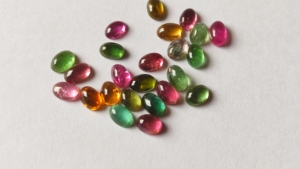 Lot en gros de pierres précieuses naturelles multi-tourmalines de qualité AAA, taillées en cabochon, ovales, 4mm-6mm, à dos plat - Product Image 3