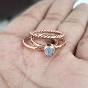 Juego de anillos de piedra lunar de cobre rústico Anillos apilables torcidos y martillados hechos a mano Estilo bohemio Juego de anillos de piedras preciosas de 3 piezas - Product Image 4