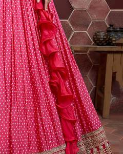 Conjunto de Lehenga de diseñador contemporáneo con bordado moderno y blusa lista para usar y Dupatta - Product Image 4