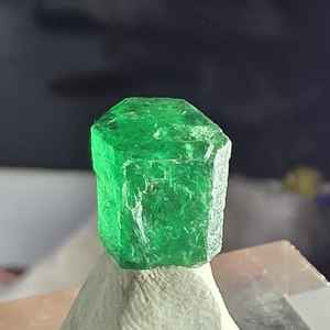 Gema Brillante, Cristal de Esmeralda Natural con Corte Hexagonal, 9.1 Quilates |   Espécimen de Esmeralda Verde en Bruto |   Valle de Swat, Pakistán | - Product Image 2