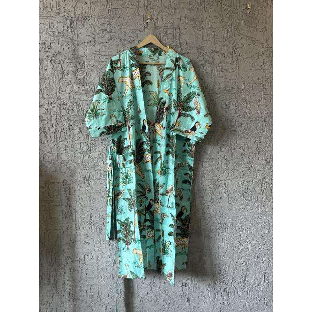 มีสีเขียวขุ่น