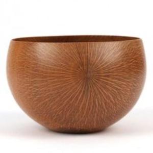 Cuencos de madera pulidos a mano con texturas suaves que mejoran la experiencia de servir comida en eventos - Product Image 1