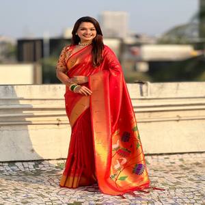 Sari Paithani de tejido suave VASTRA COTTAGE con bordado Zari dorado, borde Muniya, pallu de loto Meenakari y blusa de brocado - Product Image 1