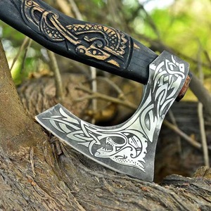Hacha Vikinga Hecha a Mano con Hoja Grabada Nórdica y Mango de Madera para Uso en Supervivencia - Product Image 4