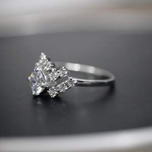 Bague de fiançailles en diamant rond à 4 griffes pour femmes - Product Image 4