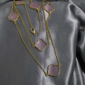 Gargantilla fina de Calcedonia Rosa chapada en oro - Product Image 1