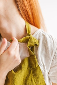 Tablier à bavette souple en lin vert mousse unisexe de style européen fait à la main cuisine traditionnelle longue pour la maison pour femmes et hommes - Product Image 4