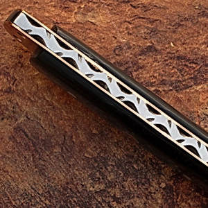 Cuchillo de Supervivencia de Acero de Damasco Hecho a Mano de Primera Calidad, Cuchillo de Caza y Campismo para Actividades al Aire Libre con Mango de Madera Resistente - Product Image 3