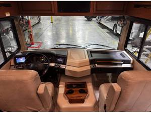 2017 Fleetwood BOUNDER 33C Class A RV d'occasion propre - Product Image 5