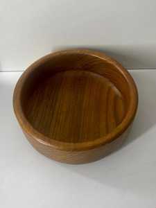 Finition: Le bois semble avoir une finition légèrement huilée ou vernie, ce qui lui donne une lueur chaleureuse et invitante. La texture - Product Image 2