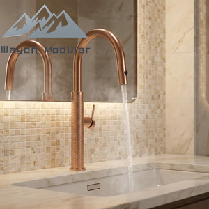 <span class=keywords><strong>Grifo</strong></span> de <span class=keywords><strong>Cocina</strong></span> Extraíble de Lujo en Oro Rosa Cepillado con Caño Giratorio de Arco Alto y Diseño de Manija Moleteada - Product Image 1