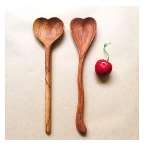 Cuillère en bois durable avec détails sculptés et cuillère de service parfaite pour la cuisson en remuant et le service alimentaire et la décoration élégants - Product Image 3