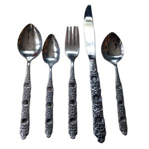 Cuillère de mariage élégante en acier inoxydable à poignée en relief de l'Inde, parfaite pour les ustensiles de cuisine à domicile, les hôtels et les restaurants - Product Image 1