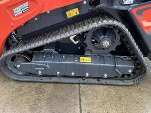 รถตักล้อยางขนาดเล็ก Kubota SVL75-2 พร้อมอุปกรณ์ตักสีส้ม - Product Image 4